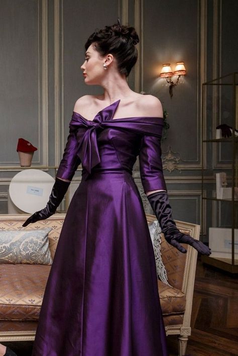 Beautiful and elegant.  And my favorite color. Drama Clothes, Purple Pictures, Queenie Goldstein, Dress And Gloves, Tv Clothes, Classy Gowns, 90s Runway Fashion, Purple Dresses, Fashion Figures