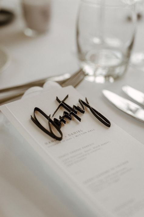 Classy Wedding Name Cards, Fall Name Cards Wedding, Name Seating Place Settings, Black And White Wedding Name Cards, Name Places For Wedding, Name Settings Wedding, Unique Wedding Place Cards, Wedding Name Place Ideas, Black And White Wedding Theme Classy