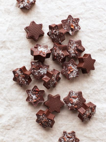 Chocolate Stars, Chocolate Art, I Love Chocolate, Christmas Sweets, Chocolate Shop, Love Chocolate, Kids Home, Christmas Treats, Christmas Baking