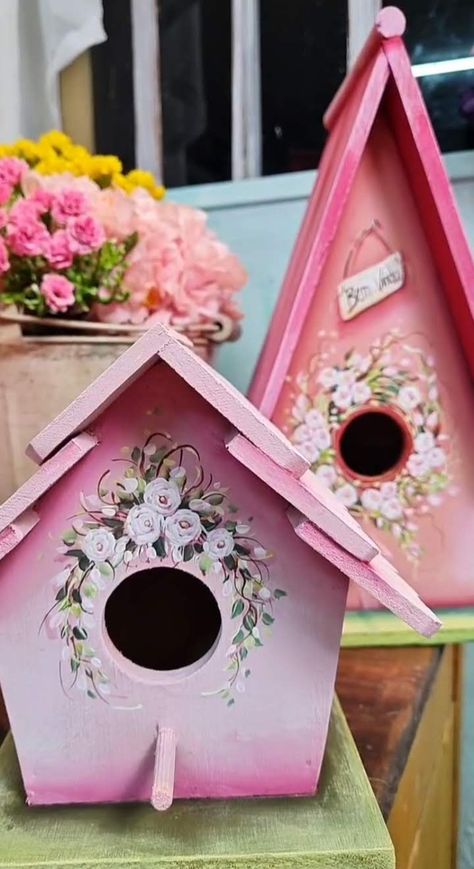 Birdhouse Painting, Alice In Wonderland Garden, Hand Painted Birdhouses, Bird Houses Ideas Diy, Arte Folk, Bird Houses Painted, Decorative Bird Houses, Country Paintings, Bird Houses Diy