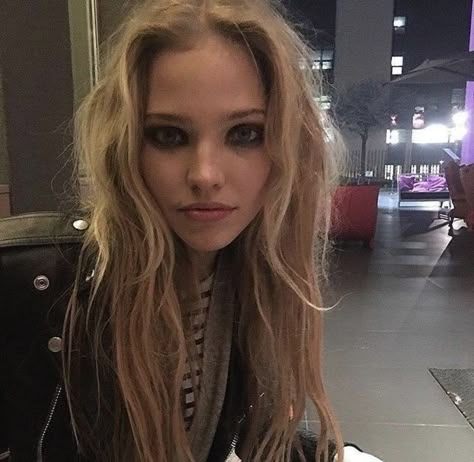 Messy Girl Aesthetic, Slavic Doll, Sasha Luss, French Girl Aesthetic, Smink Inspiration, Rockstar Girlfriend, Black Eyeshadow, Serena Van Der Woodsen, Rockstar Gf