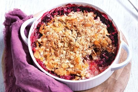 Rhubarb and apple crumble Apple Rhubarb Crisp, Rhubarb And Apple Crumble, Apple Rhubarb, Rhubarb Recipes Crisp, Easy Apple Crumble, Apple Crumble Cake, Plum Crumble, Lemon Meringue Tart, Apple Crumble Recipe