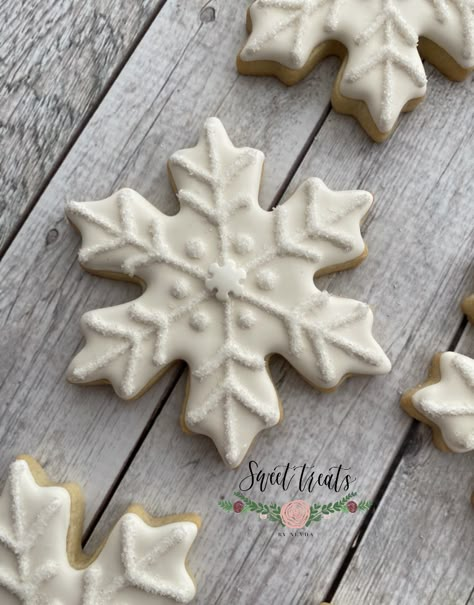 Snow Flake Cookie Designs, Buttercream Snowflake Cookies, Sugar Cookies Snowflake, Snowflake Cookie Designs, Snowflake Cutout Cookies, Snowflake Cookies Decorated Royal Icing, Snow Flake Cookies Royal Icing, Pink Snowflake Cookies, Snowflake Cookie Decorating Ideas