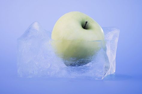 Can you freeze apples? Yes! Discover how to freeze apple slices or pieces in five easy steps so you can use the fruit for pies, cakes, and more all year long. Can You Freeze Apples, Freeze Apples, Freezing Fruit, Freezing Food, Freezing Apples, Entertaining Gifts, Cooking Hacks, Apple Slices, Holiday Entertaining