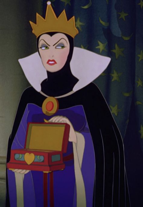 Queen Grimhilde Hunters In The Snow, Disney Evil Queen, Snow White Seven Dwarfs, Disney Queens, The Evil Queen, Snow White Disney, Princess Movies, Snow White And The Seven Dwarfs, The Seven Dwarfs