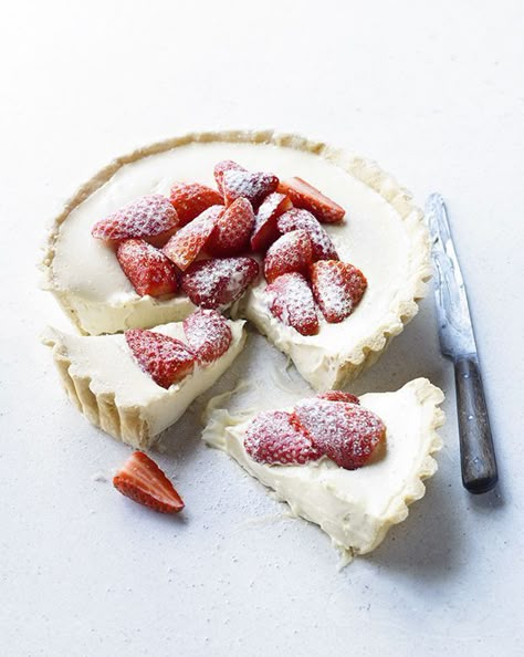 ... white chocolate and strawberry tart ... White Chocolate Tart, Cream Tarts, Chocolate And Strawberry, Strawberry Tart, Slow Cooker Desserts, Dessert Aux Fruits, Sweet Pie, Clotted Cream, Pie Tart