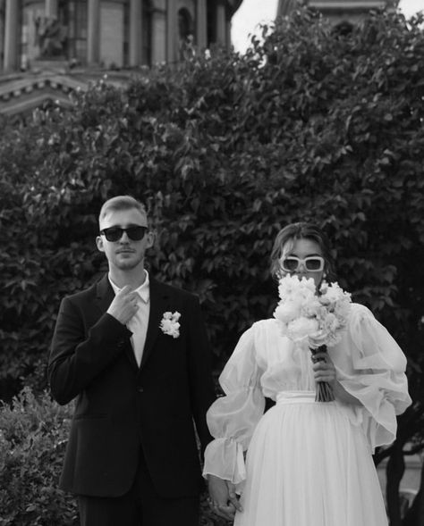 Cool girl wedding, cool bride style, wedding photos aesthetic, vintage wedding aesthetic Wedding Portrait Poses, Aesthetic Wedding, Wedding Picture Poses, Wedding Photography Styles, Wedding Photos Poses, Wedding Aesthetic, Courthouse Wedding, Civil Wedding, Pre Wedding Photos