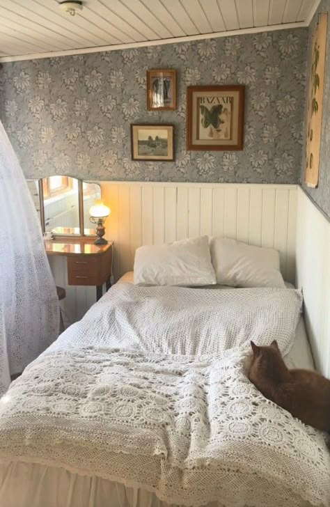 Cozy Kids Room, English Cottage Farmhouse, Crib Inspiration, Isolation Room, Coquette Aesthetic Room, Vintage Basement, Small Bedroom Inspiration, Fall Bedroom Ideas, Layered Bedding