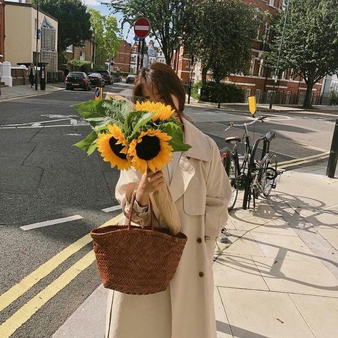 Flowery Outfits, Japanese Street Food, Neck Tattoos Women, Japanese Lifestyle, Clothes Korean Style, Sunflower Bouquets, Beautiful Bouquet Of Flowers, Korean Aesthetic, Japanese Aesthetic