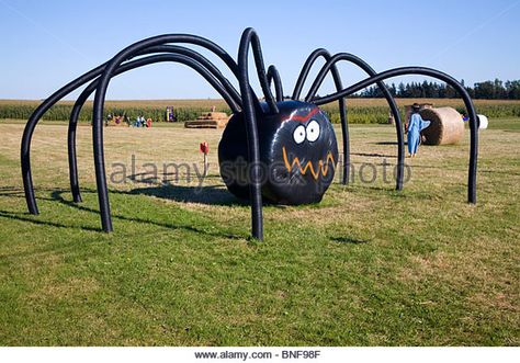 Halloween Hay Bales, Hay Bale Fall Decor, Hay Bale Fall, Hay Bale Decor, Painted Hay Bales, Small Halloween Party, Hay Bale Decorations, Hay Bale Ideas, Hay Bale Art