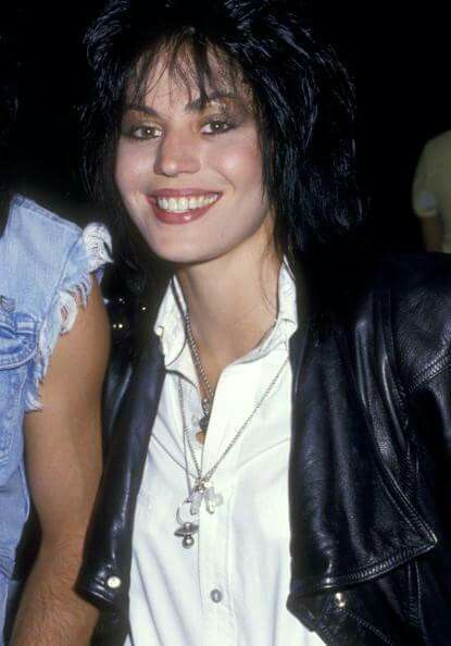 Very pretty smile Joan Jett Young, Joan Jett 70s, 90s Teen Fashion, Sandy West, Cherie Currie, The Runaways, Lita Ford, Short Grunge Hair, Pat Benatar