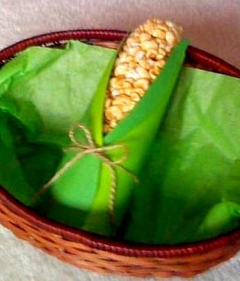 Farm Treats, Corn Thanksgiving, Popcorn Ball, John Deere Birthday, Barn Parties, Barnyard Party, Barn Wood Crafts, Corn Cob, Barnyard Birthday