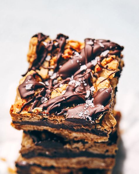 Chocolate Caramel Oat Bars. Chocolate Caramel Bars, Evergreen Kitchen, Cookie Toppings, Caramel Bars, Chocolate Drink, Tray Bake, Bake Recipes, Vegan Cheesecake, Keto Friendly Desserts