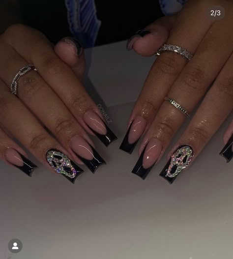 Nail Inspo French Tip Design, Black French Tip Scream Nails, Oct Nails 2023, Scream Nails Acrylic Black, Short Gel X Halloween Nails, Glitter Ghostface Nails, Short Scream Halloween Nails, Black Halloween French Tip Nails, Holoween Nail Design