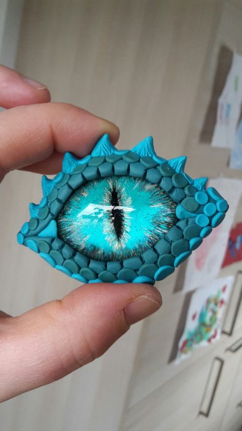 Dragon Eyes Drawing, Clay Dragon Eye, Dragon Eye Drawing, Lizard Eye, Dragon Box, Fantasy Craft, Dragon Eyes, Halloween Potion Bottles, Arts And Crafts For Adults