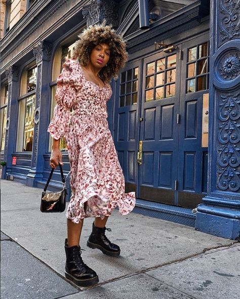 Pink Florals & Docs Mom Street Style, Street Dress, Mode Boho, Street Style Inspiration, Flower Dress, Classy And Fabulous, Casual Street Style, Spring Summer Outfits, Over 60