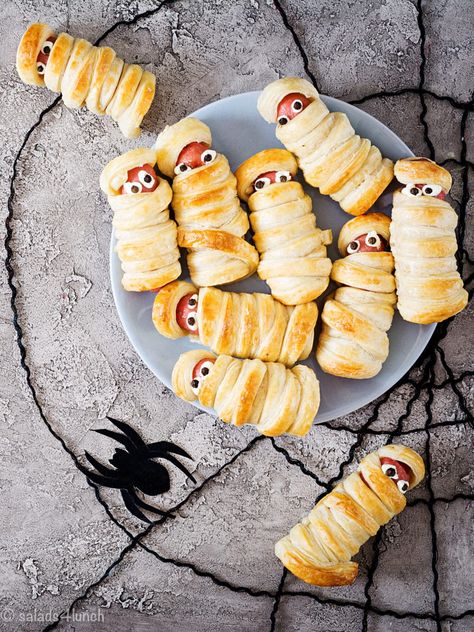 Every Halloween Party needs a silly Mummy – this Halloween Mummy Hot Dog Recipe is a fun kitchen food craft for the kids and will be a party favourite. Serve mummy dogs with spooky spider web sauce for the ultimate Halloween experience! Sausage Mummies, Halloween Sausage, Spooky Picnic, Halloween Party Platter, Halloween Mummy Hot Dogs, Mummy Hot Dogs Recipe, Halloween Picnic, Halloween Hotdogs, Spooky Foods