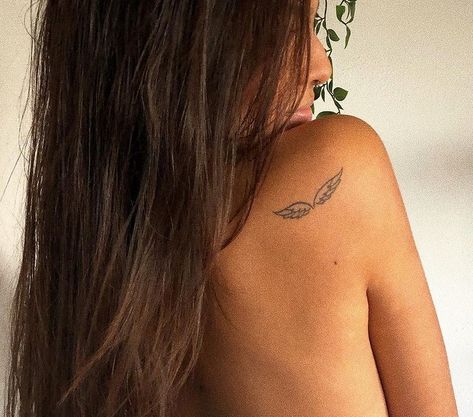 Wing Tattoo On Shoulder, Arunya Guillot, Small Shoulder Tattoos, Hand Tattoos For Girls, Remembrance Tattoos, Special Tattoos, Small Pretty Tattoos, Back Of Shoulder Tattoo, Bff Tattoos