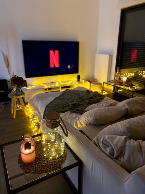 Soiree Netflix And Chill, Soiree Chill, Netflix And Chill Aesthetic Night, Soiree Aesthetic, Netflix And Chill Aesthetic, Netflix And Chill Date, Cosy Movie Night, Netflix Date, Indoor Movie Night