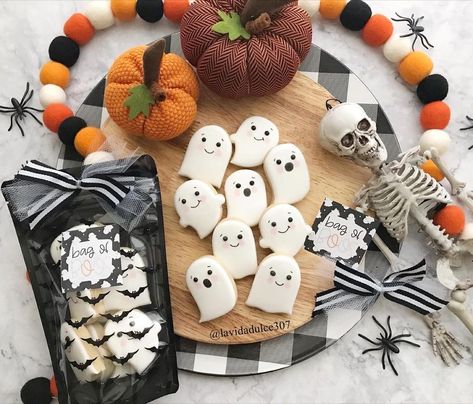 Bag Of Boos Cookies, Spooky One Cookies, Cookie Wrapping Ideas, Galletas Halloween, Halloween Sugar Cookies Decorated, Halloween Instagram, Cookies Halloween, Halloween Cookies Decorated, My First Halloween