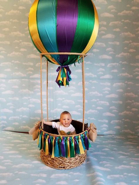 DIY 1st birthday party hot air balloon. Hot Air Ballon Diy, Hot Air Balloon Diy, Ballon Diy, Diy Hot Air Balloons, Frame Props, Balloon Pictures, Kids Graduation, 1st Birthday Party, Baby Photoshoot