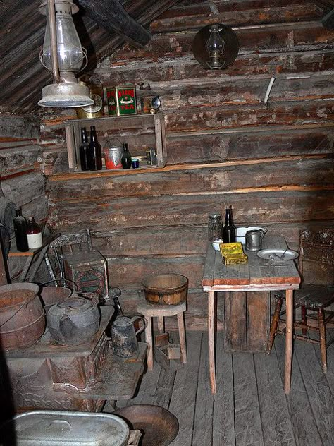 Old Trapper Cabins | Trappers Cabin | Flickr - Photo Sharing! Trapper Cabin, Trappers Cabin, Old Log Cabin, Old Cabins, Small Log Cabin, Wilde Westen, Hunting Cabin, Tiny Cabins, Cabin Interiors