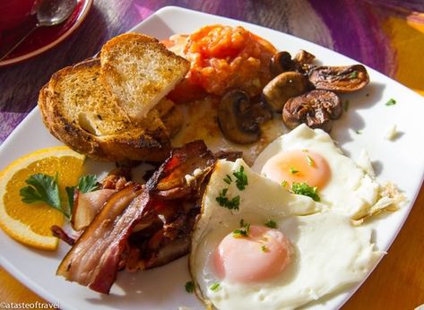 A typical Australian breakfast can be many things. A Taste of Travel looks at some of the Aussie option Vegemite Toast, Australian Breakfast, Quick Breakfast Ideas, Breakfast Around The World, Country Breakfast, Australia Food, Australian Food, Gourmet Cooking, Best Breakfast Recipes