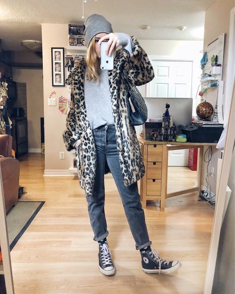 What I Wore this week | Everlane Cashmere Sweater | Black Levis | Animal Print Coat | Grey Beanie | Converse | Chanel bag | livelovesara Italy Packing, Paris Packing, 2022 Outfits, Work Capsule, Capsule Wardrobe Work, Winter Work, Sweater Outfit, Rocker Style, Print Coat