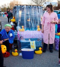 easy trunk or treat decorations | Trunk or Treat decorating ideas Church Trunk, Halloween Car Decorations, Church Halloween, Trunk Or Treat Ideas, Fall Carnival, Hallowen Ideas, Halloween Traditions, Rubber Ducks, Treat Ideas