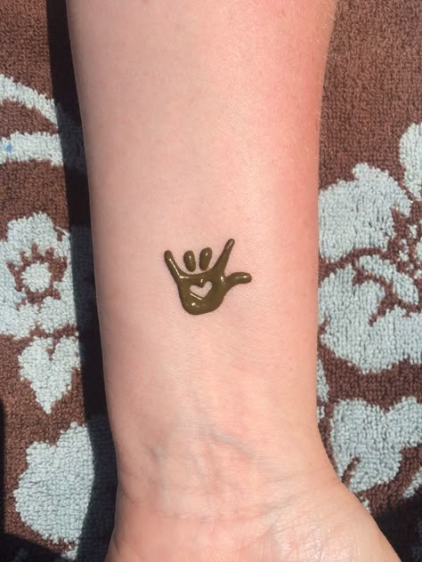 Hippy Henna Designs, Aesthetic Henna Ideas, Small Henna Doodles, Henna Tattoo Design, Little Henna Tattoos, Small Henna Design, Guy Henna Design, Henna Tattoo Designs For Men, Funny Henna Tattoos