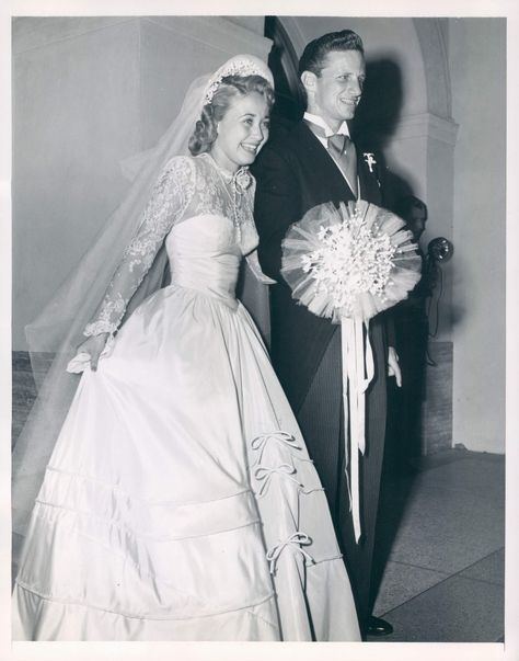 Actress/Singer Jane Powell was married to  former figure skater Gearhardt "Geary" Steffen 1949-1053. He was a former skating partner to Sonja Henie. This was her first marriage. She married her current (and 5th husband) former child star, Dickie Moore, in 1988. 1940s Wedding Dresses, 1940s Wedding Dress, Celebrity Wedding Photos, Jane Powell, 1940s Wedding, Celebrity Bride, Celebrity Wedding Dresses, Hollywood Wedding, Vintage Wedding Photos