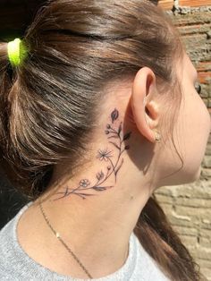 Leaves Behind Ear Tattoo, Flower Back Neck Tattoo, Behind Ear Floral Tattoo, Trippy Tattoo Ideas, Flower Neck Tattoo, Beautiful Spine Tattoos, Trippy Tattoo, Flor Tattoo, Spine Tattoo Ideas