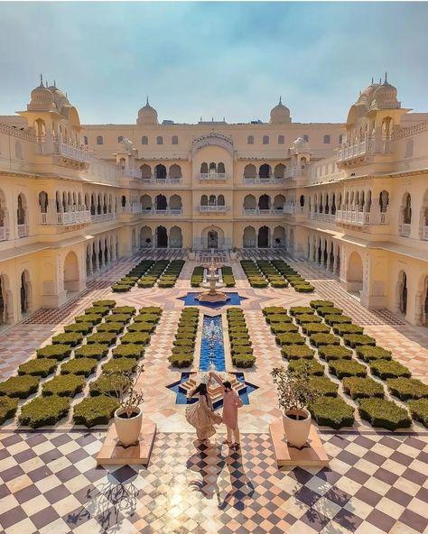 Haweli Designs, King Palace, Indian Palaces, Hindu Architecture, Desert Green, Architectural Sculpture, Hall Interior Design, Architectural Floor Plans, Hotel Building