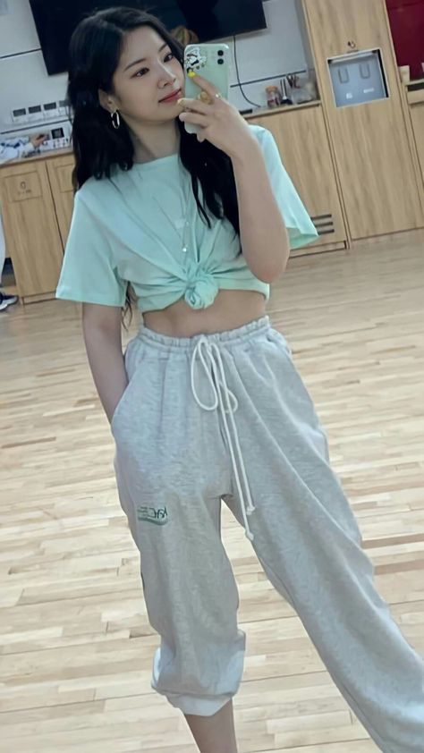 Dance Training Outfit, Organised Desk, Kpop Dance Practice Outfits, Dance Class Outfit, Twice Photoshoot, Class Outfits, Blues Dance, Dancer Dress, Sport Clothes