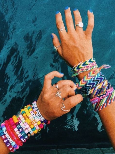 VSCO - happinessinpixels Pony Bead Bracelets, Safari Chic, Homemade Bracelets, Bracelets And Rings, Embroidery Bracelets, Kandi Bracelets, Friendship Bracelets Diy, Summer Bracelets, Beaded Bracelets Diy