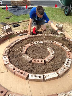 A Master Gardener Volunteer building a spiral herb garden with bricks. Spiral Garden Bed Ideas, Spiral Herb Garden Diy, Spiral Herb Garden Ideas, Round Garden Design, Herb Spiral Garden, Allotment Ideas, Herb Spiral, Spiral Garden, Spiritual Garden