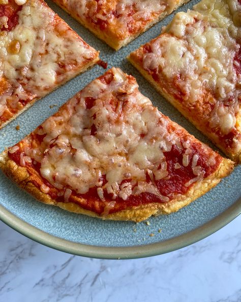 The best low calorie pizza - only 150 calories for the entire pizza!! Pizza Low Calorie, Low Calorie Cheese, Low Cal Dinner, Calories Pizza, Low Calorie Pizza, Super Low Calorie, Low Calorie Recipes Dinner, Protein Pizza, Pizza Wraps