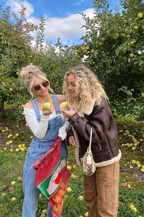 Apple Picking Outfit, Patch Outfit, Pumpkin Patch Outfit, Cozy Loungewear, Leather Jacket Outfits, Fashion Trends Winter, Apple Picking, Fall Fits, Influencers Fashion