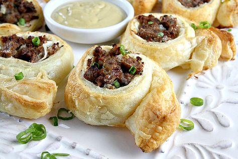 Downton Abbey Dinner, Sausage Pinwheels, Fingerfood Party, Pinwheel Recipes, Dinner Party Menu, Recipe Girl, Minced Meat, Dinner Themes, English Food