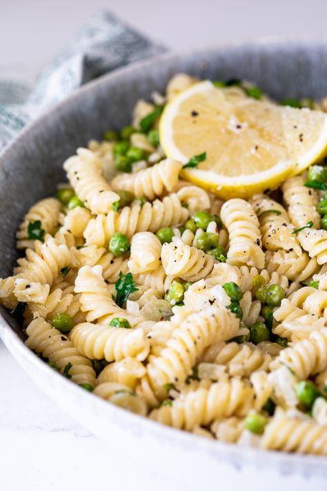 Easy lemony spring pea pasta - Simply Delicious Lemon Pasta With Peas, Lemon And Pea Pasta, Low Fat Pasta Salad, Lemon Pea Pasta, Spring Pea Pasta, Fusilli Pasta Recipes, Pasta Photography, Food Edit, Pea Pasta