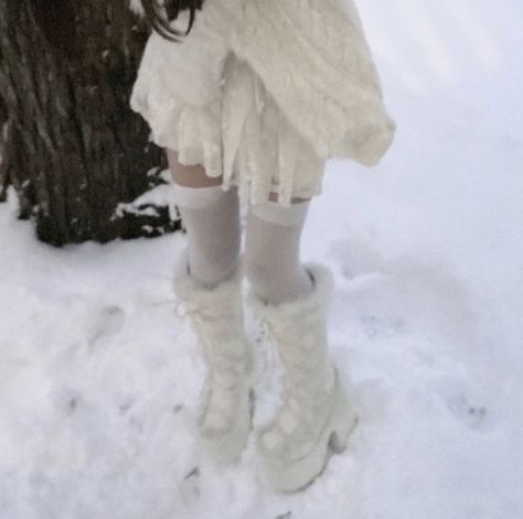 Princess Aesthetic Outfits Winter, Ice Fairy Aesthetic Outfit, Snow Fairy Aesthetic Outfits, Snow Fairy Outfit, Snow Girl Outfit, Winter Core Aesthetic, Love Core Outfits, Winter Fairy Aesthetic, Abbey Bominable Aesthetic