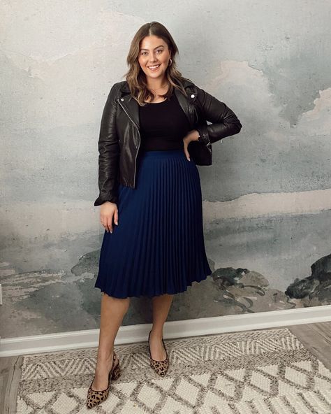 Curvy Midi Skirt Outfit, A Line Skirt Plus Size, How To Wear Midi Skirt, Mid Size Skirt Outfit, Plus Size Midi Skirt Outfit, Plus Size Pleated Skirt Outfits, Plus Size A Line Skirt, Fall Midi Skirt Outfit, Style A Midi Skirt