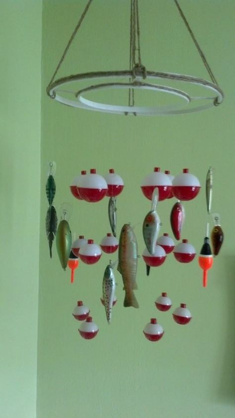 Bobber and fish mobile. Baby boy fish themed nursery. (no link-just picture) Embroidery hoops spray painted white with jute twine hot-glued on. Bobbers hang from middle hoop and fishing lures hang on the outside hoop. Fish Themed Nursery, Fishing Nursery Theme, Picture Embroidery, Fish Mobile, Fishing Nursery, Deco Marine, Fishing Room, Baby Fish, Fish Crafts