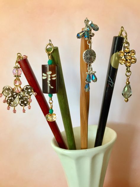 Hair Stick Diy, Diy Hair Sticks, Hair Pins Diy, Crafts Cute, Diy Bling, Chopstick Hair, Bead Hair Accessories, Pen Diy, Hair Stick