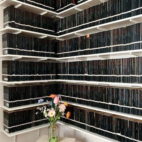 Dream corner ✨🌸🖤 What’s your all-time-favorite black spine? 📚 (📷: @coffee_n_classics) | Instagram Penguin Black Classics, Penguin Little Black Classics, Penguin Classics Books, Classic Literature Books, Wayne Manor, Penguin Classics, Literature Books, January 23, Classic Literature