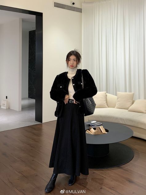 Long Black Skirt With Loafers, Long Black Skirt Outfit Winter Korean, Black Long Skirt Outfit Korean, Old Money Long Skirt, Old Money Outfits Skirt, Long Black Skirt Outfit Fall, Modest Old Money Outfits, Old Money Hijab Outfit, All Black Outfit Casual