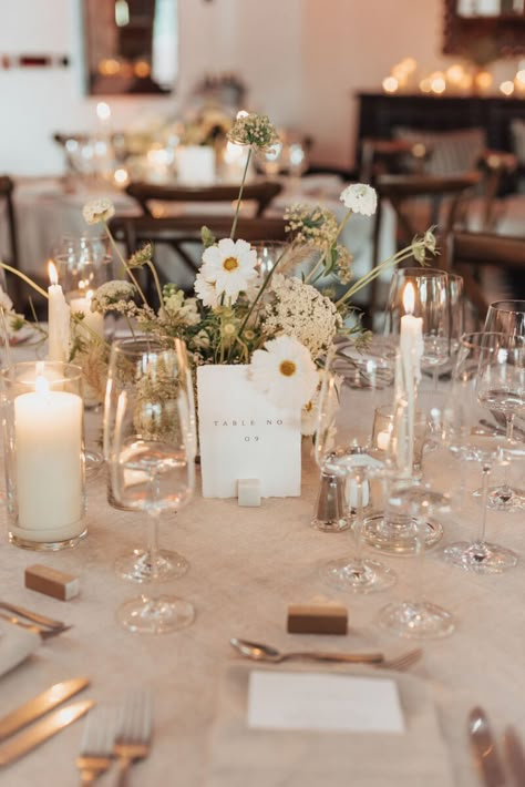 Small Table Centerpiece Wedding, Simple Elegant Table Settings Wedding, Simple Wedding Florals, Wedding Tablescapes Round, Desert Wedding Decor, Round Table Centerpieces, Wedding Venues Rustic, Bud Vases Wedding, New Mexico Desert