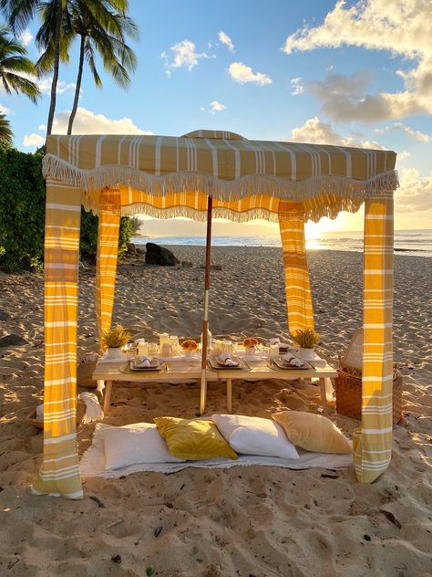 Visit our instagram page at @picnicsinparadise808 Beach Tent Ideas, Sunshade Ideas, Cabana Decor, Picnic Table Decor, Picnic Business, Beach Gadgets, Beach Picnic Party, Luxury Picnics, Picnic Supplies