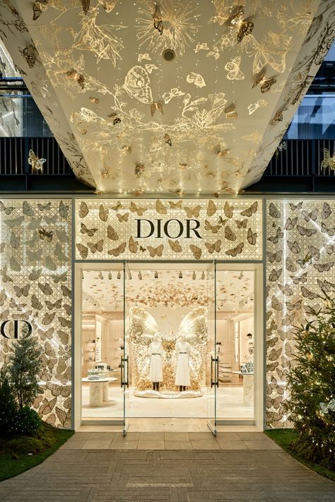 Gilded butterflies dance across the breathtaking facade of the Chengdu Taikoo Li, conjuring an enchanting world and presenting the marvelous Dior holiday selection. © Jin Jie Boutique Exterior, Dior Holiday, Hotel Restaurant Design, Fashion Store Design, Dior Store, Pink Closet, Mini Cafe, Green Velvet Fabric, Best Modern House Design