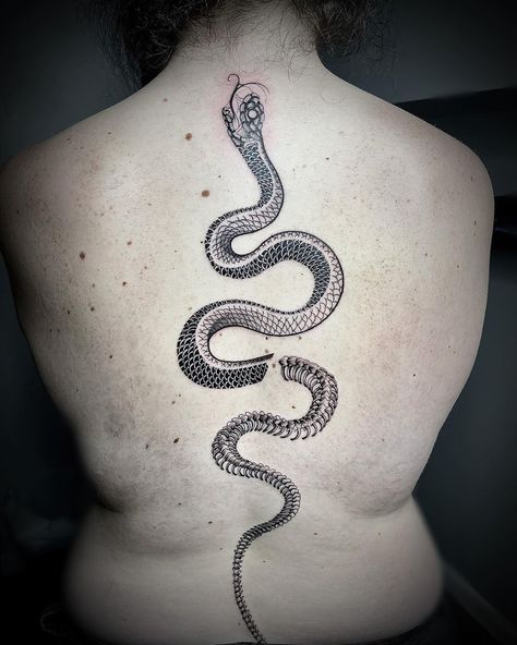 Snake Skeleton Spine Tattoo, Snake Skeleton Tattoo, Snake Spine Tattoo, Hours Tattoo, Skeleton Spine, Beautiful Back Tattoos, Spine Tats, Snake Skeleton, Tattoo Ideas Inspiration